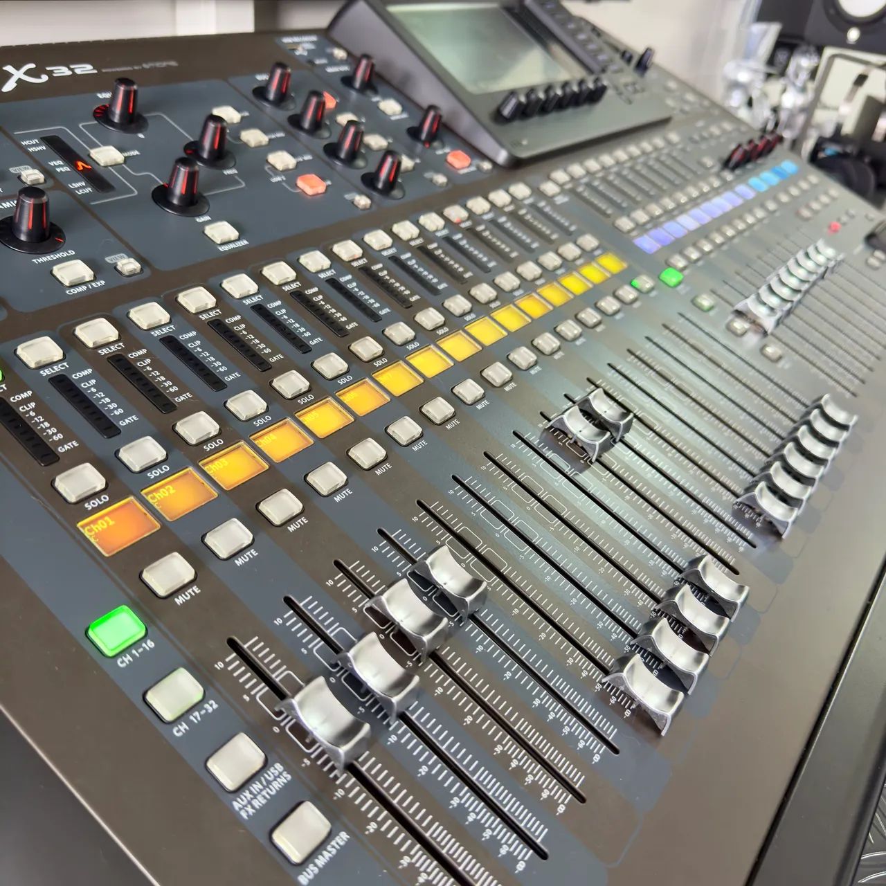 Mesa Digital Behringer X32 Full Pouquíssimo Uso em Casa - Foto 2