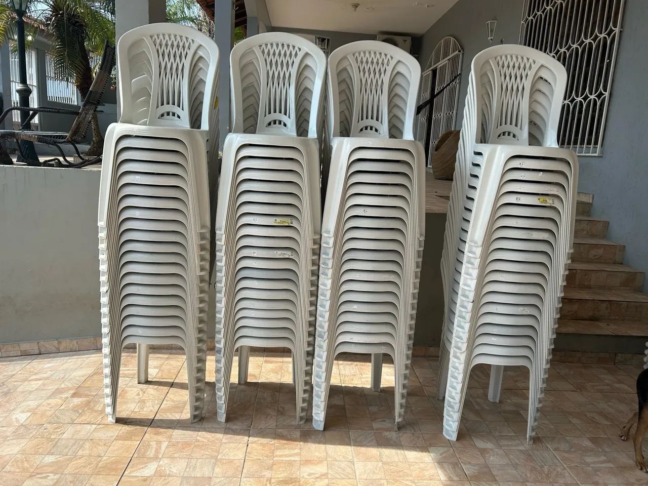 Alugamos mesas e cadeiras e toalhas e pula pular casa de bolinha.