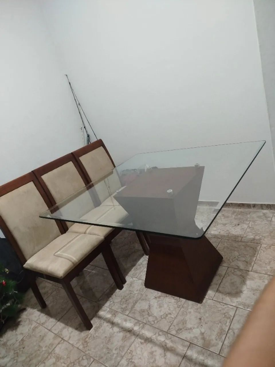 Mesa de vidro com 4 cadeiras almofadadas 