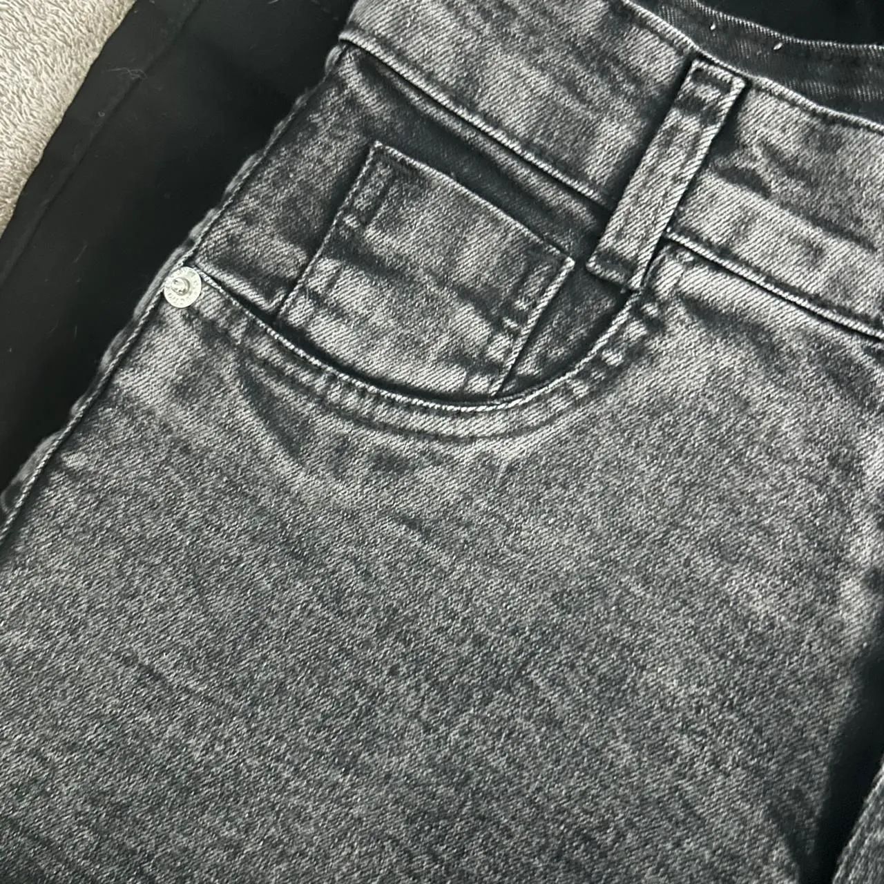 Shorts jeans marmorizado e preto - Foto 2