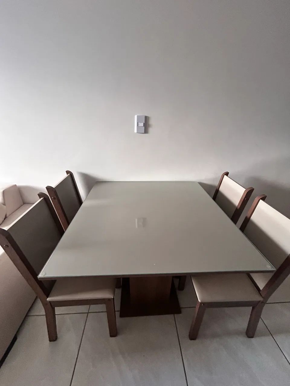 Mesa de jantar com 4 cadeiras 500$ - Foto 2