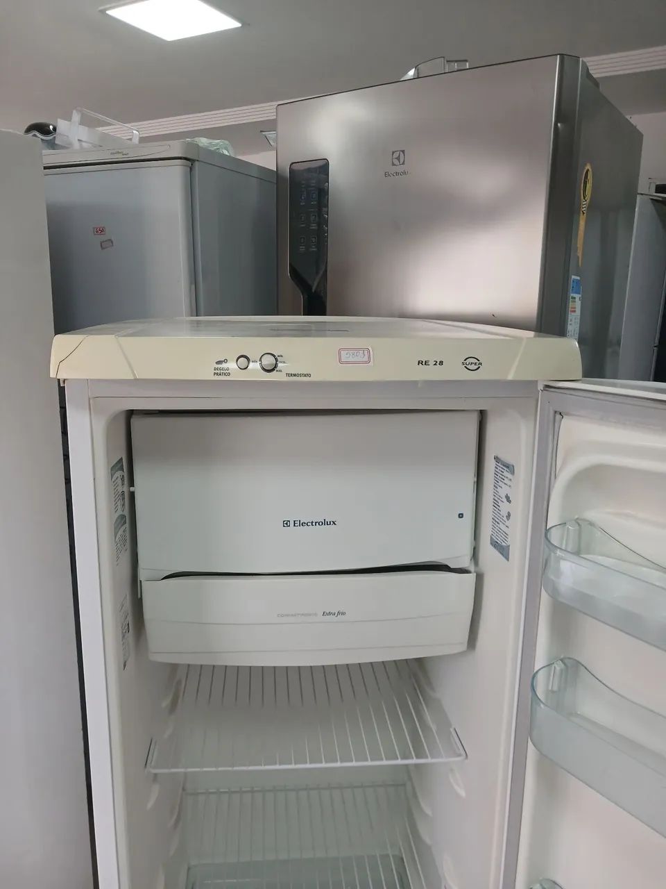 Geladeira pequena completa Electrolux funcionando  - Foto 3