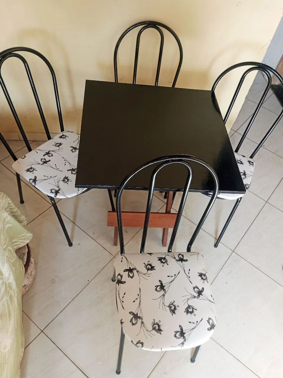 mesa de mármore com as 4 cadeiras  - Foto 3