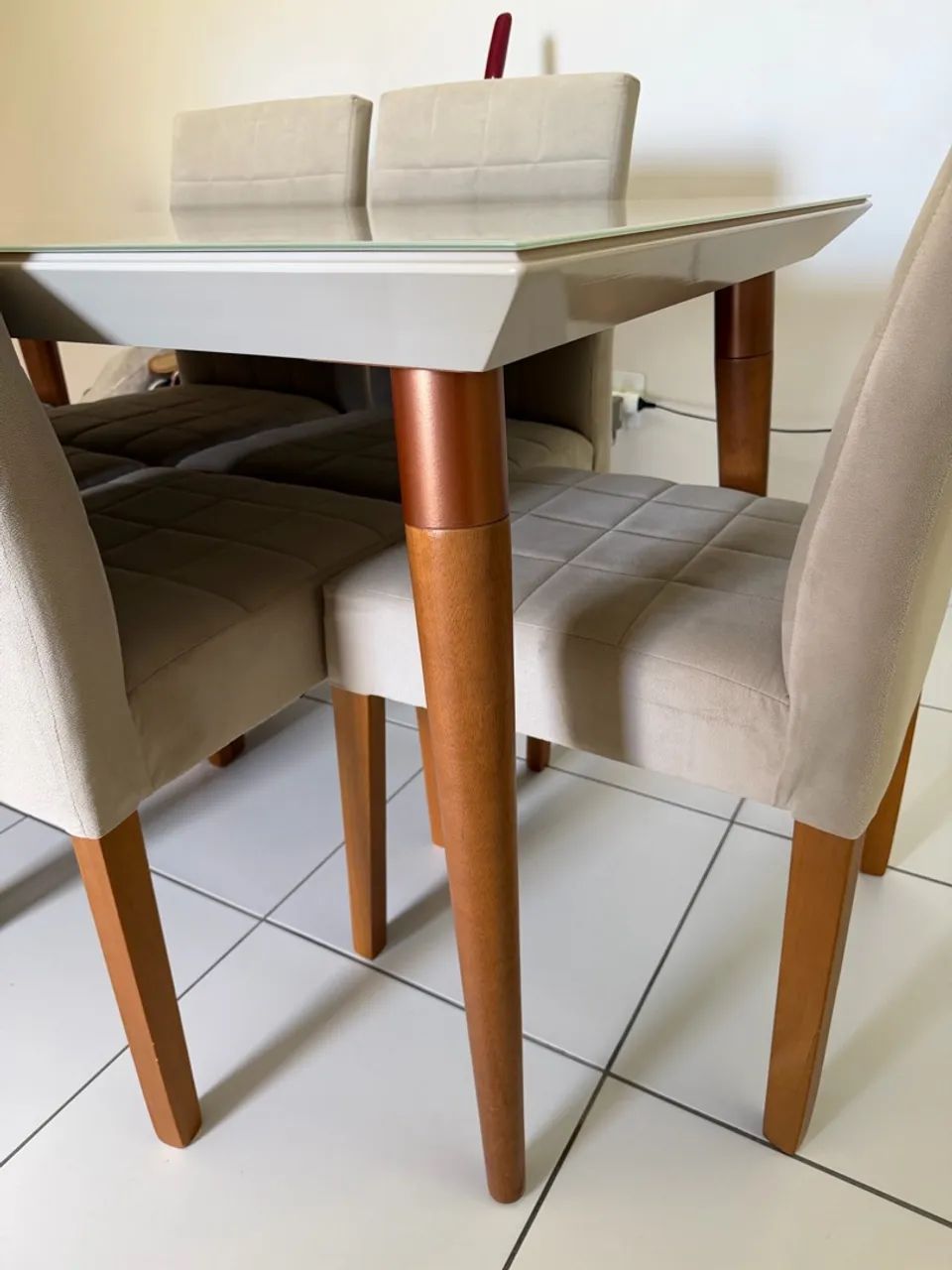 Mesa De vidro Laqueado com 6 cadeiras acolchoadas. - Foto 3