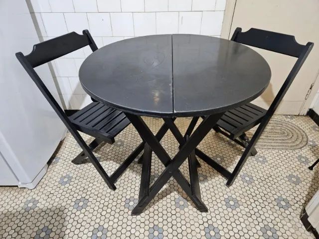 Mesa dobrável com 2 cadeiras madeira