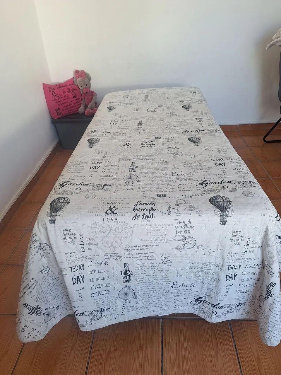 Cama Box solteiro, base nova e colchão usado ótimo estado.