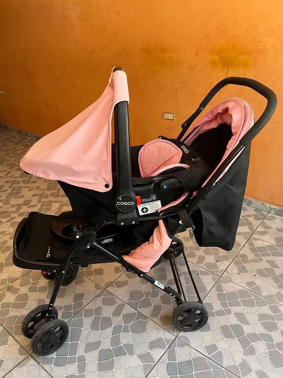 Carrinho de bebê com bebê conforto COSCO REVERSE ROSA