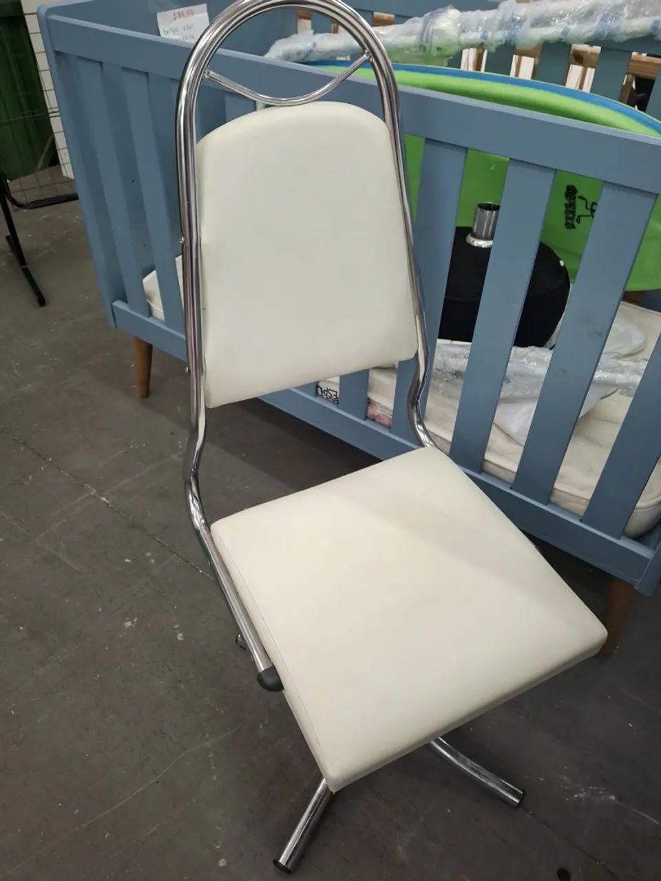 Mesa extensiva com 3 cadeiras giratórias  - Foto 4