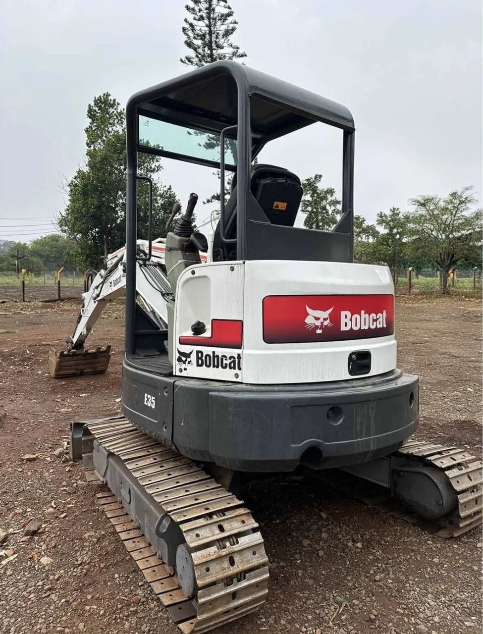 Miniescavadeira Bobcat E35 ano 2015, com 8.650 horas, em SP - Foto 3