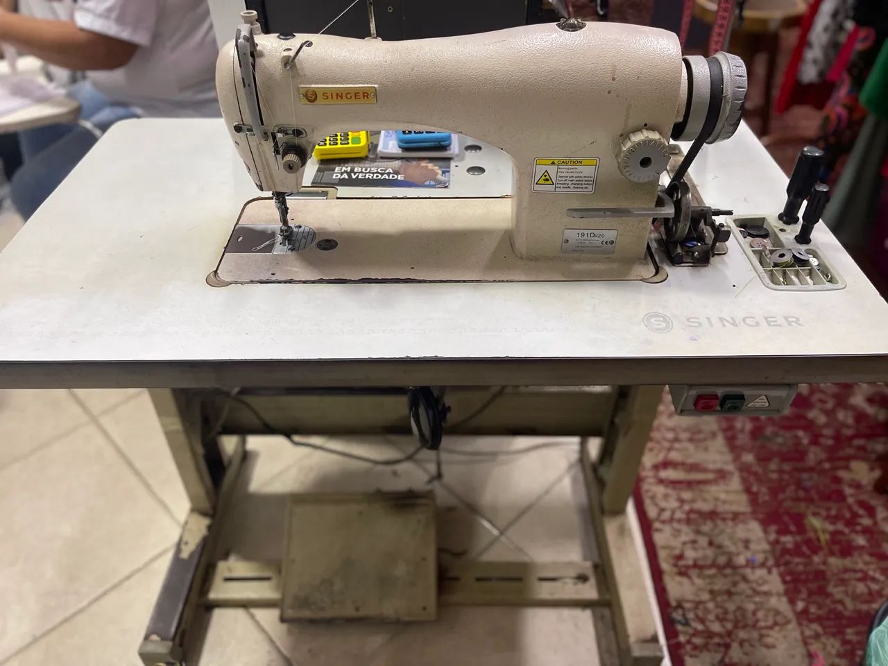 Vendo máquina industrial Singer - Foto 4