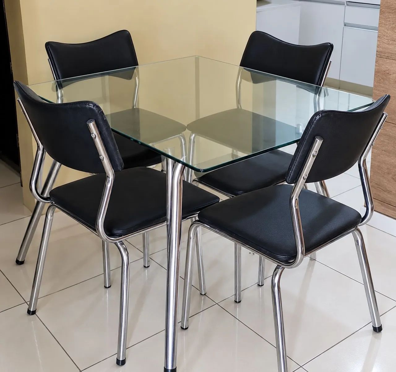 Mesa com 4 cadeiras 