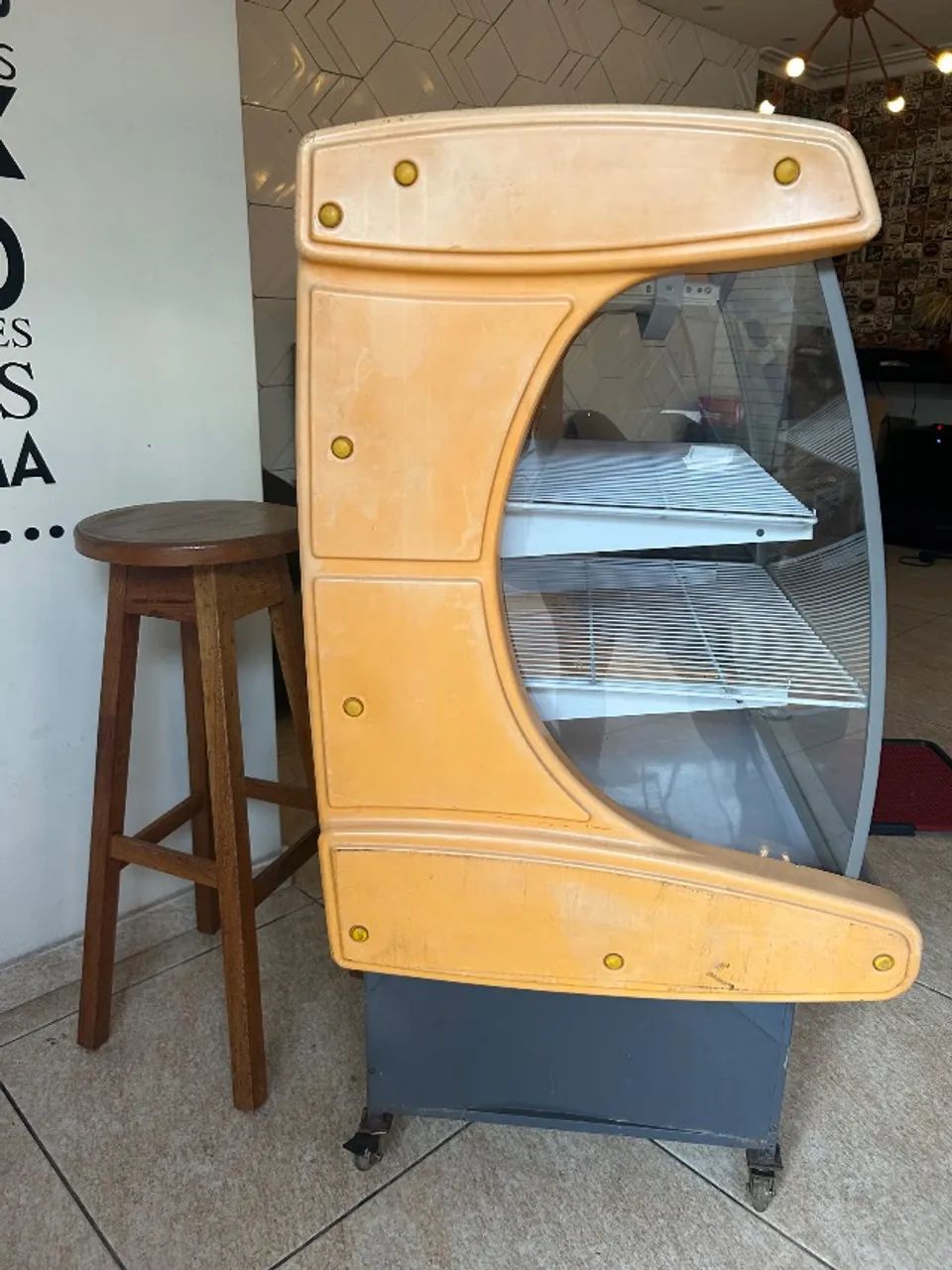 Vitrine expositora + banqueta - R$ 700 - Foto 2