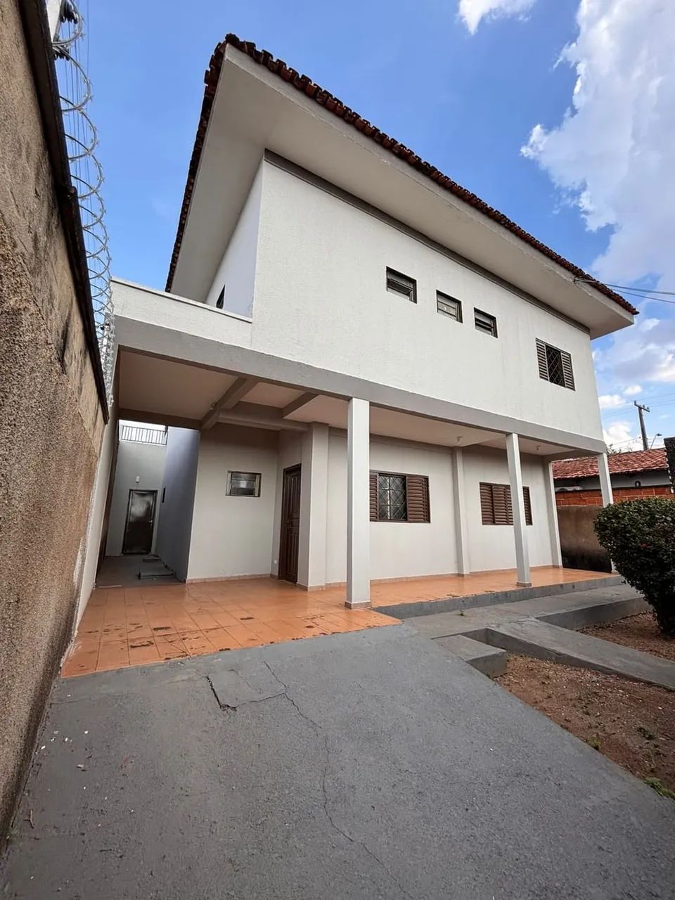 Sobrado c/ 9 quartos e 5 banheiros na 604 sul