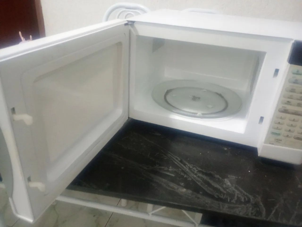 Vendo microondas Eletrolux 31 litros funcionando perfeitamente com grill com garantia. - Foto 3
