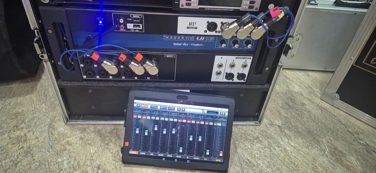 Rack com Mesa Digital Soundcraft UI16