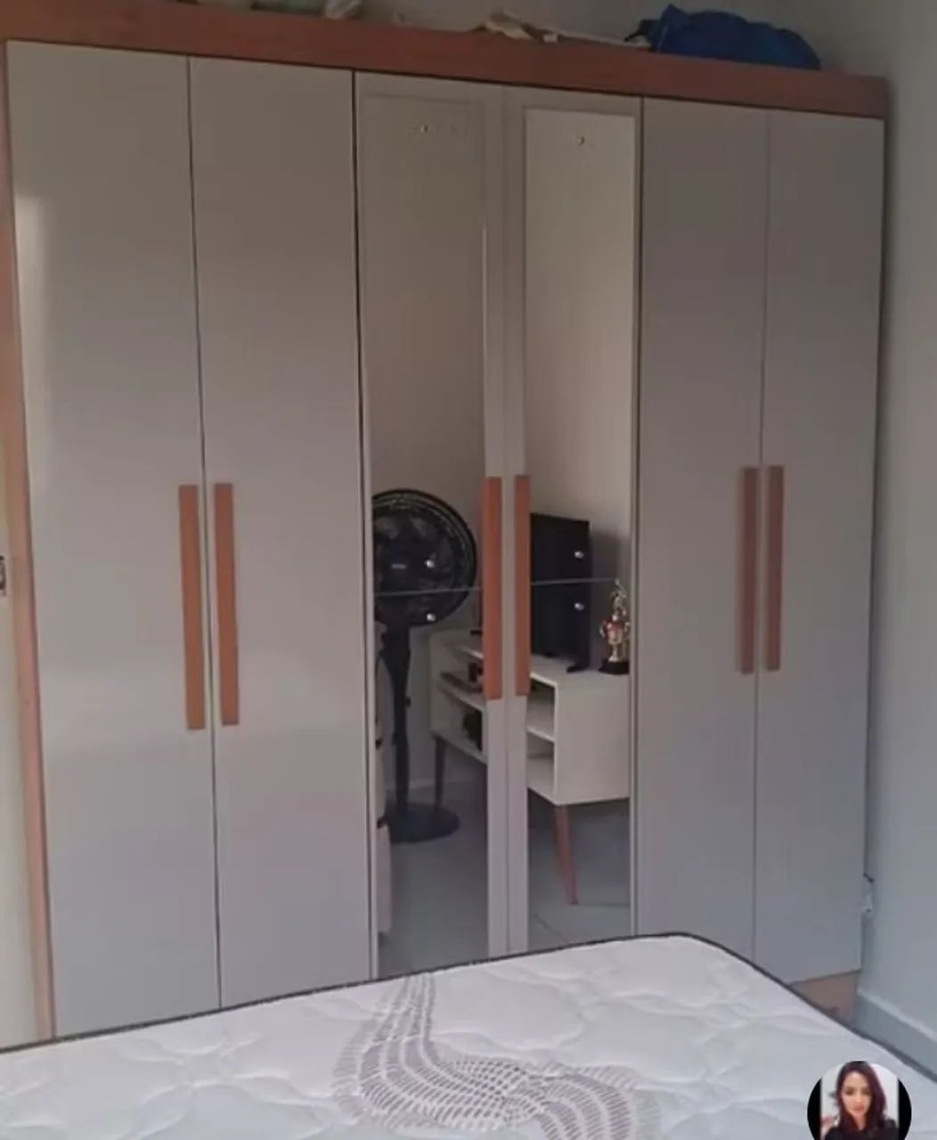 Vendo guarda roupa 6 portas com espelho - Foto 2