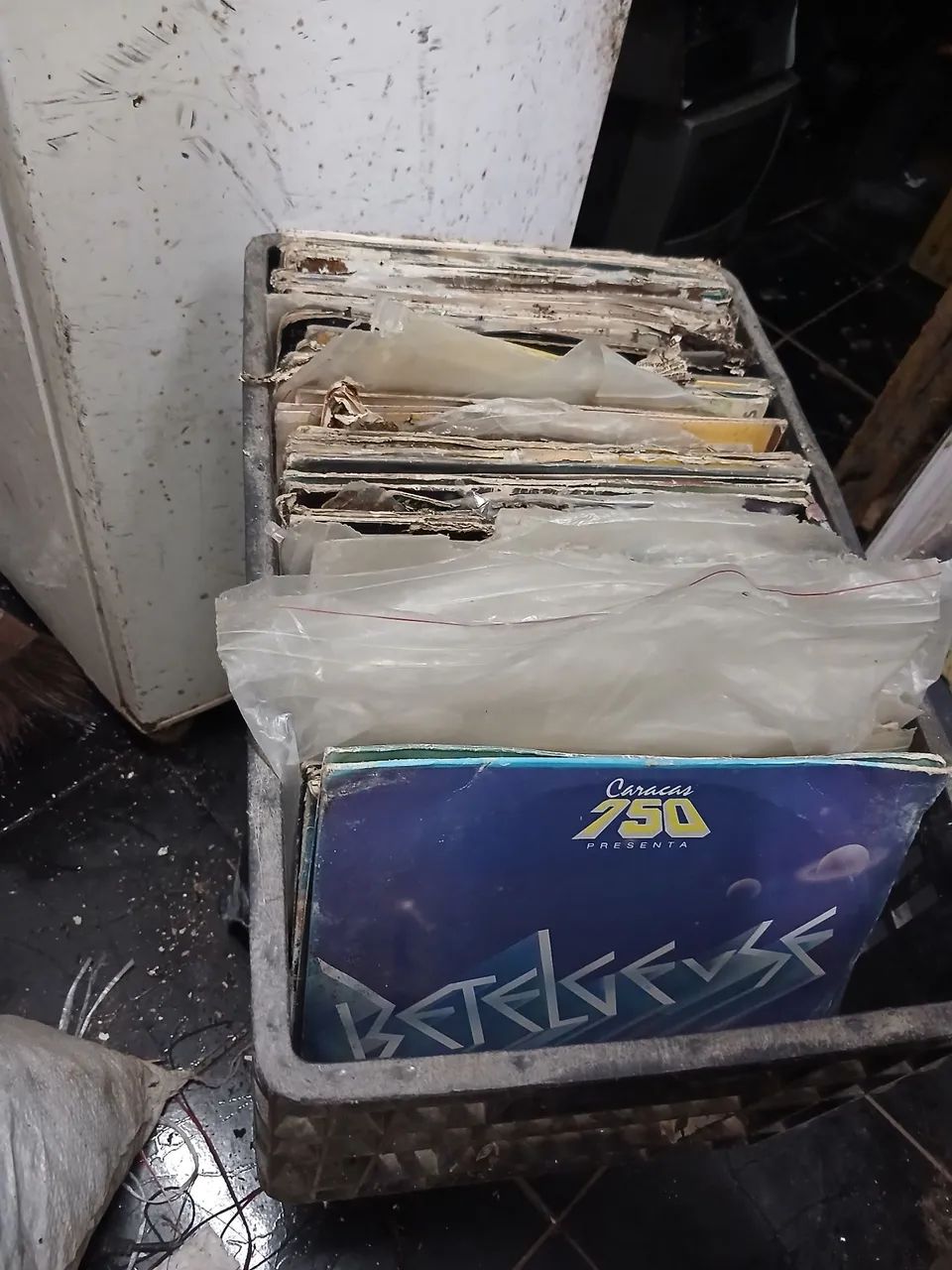 Caixa com diversos discos - Foto 2
