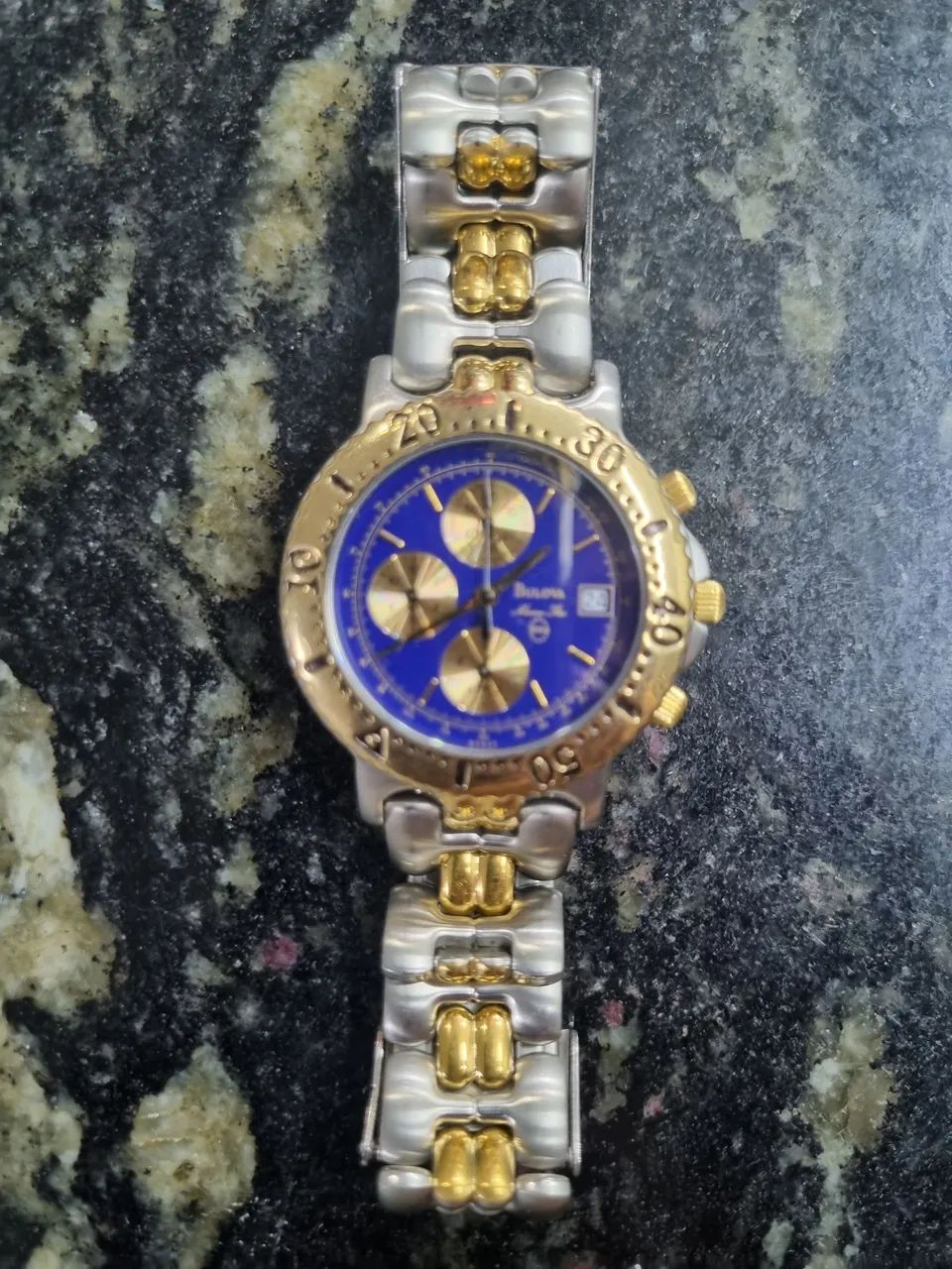 Relógio Bulova Marine Star fundo azul pulseira dourada cromada