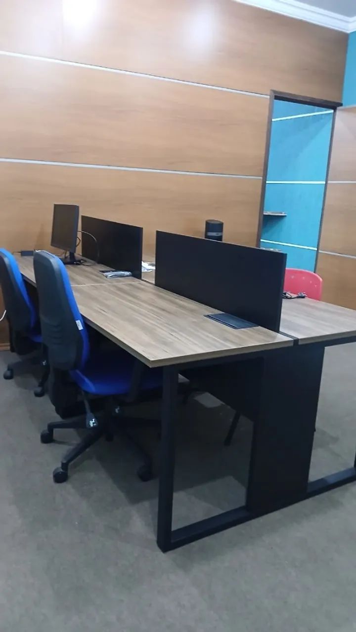 Mesas de escritório com divisória