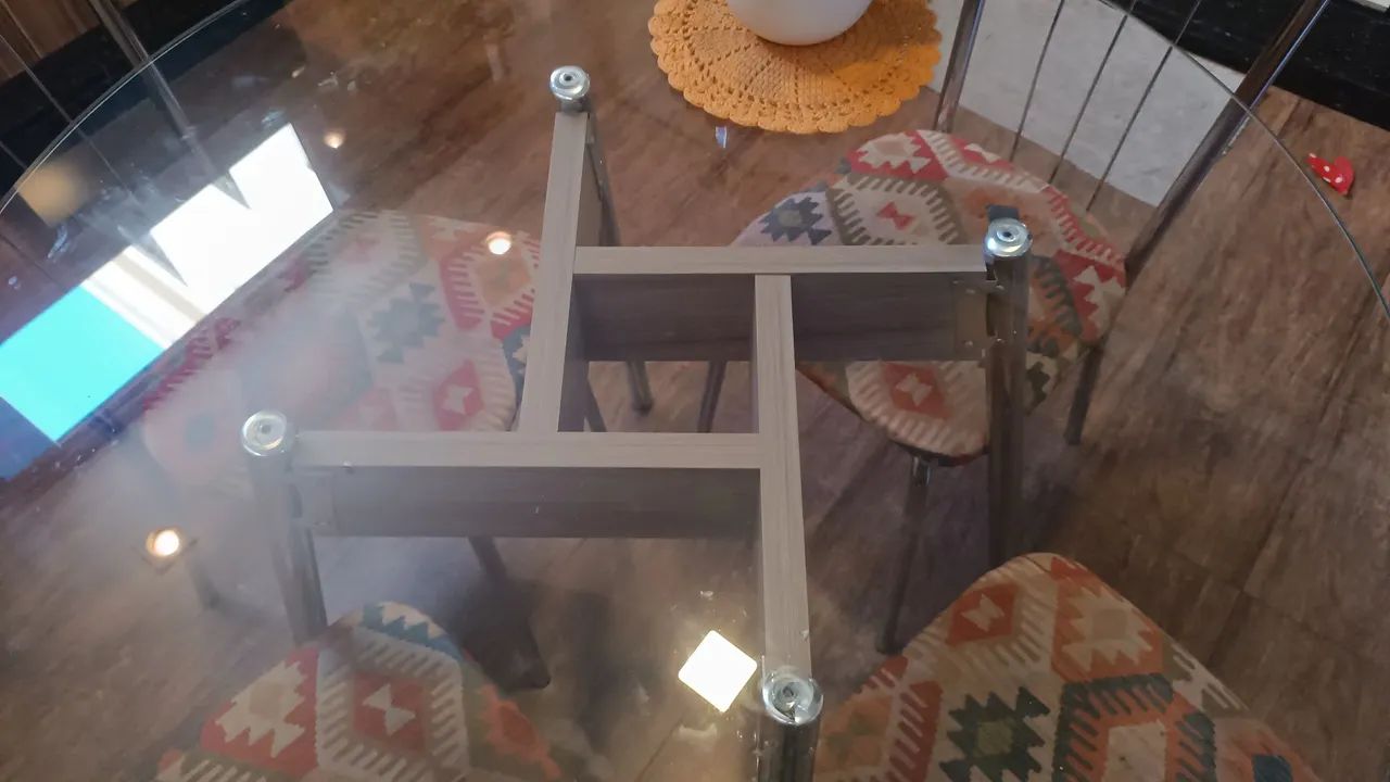 MESA COM TAMPA DE VIDRO E QUATRO CADEIRAS  - Foto 4