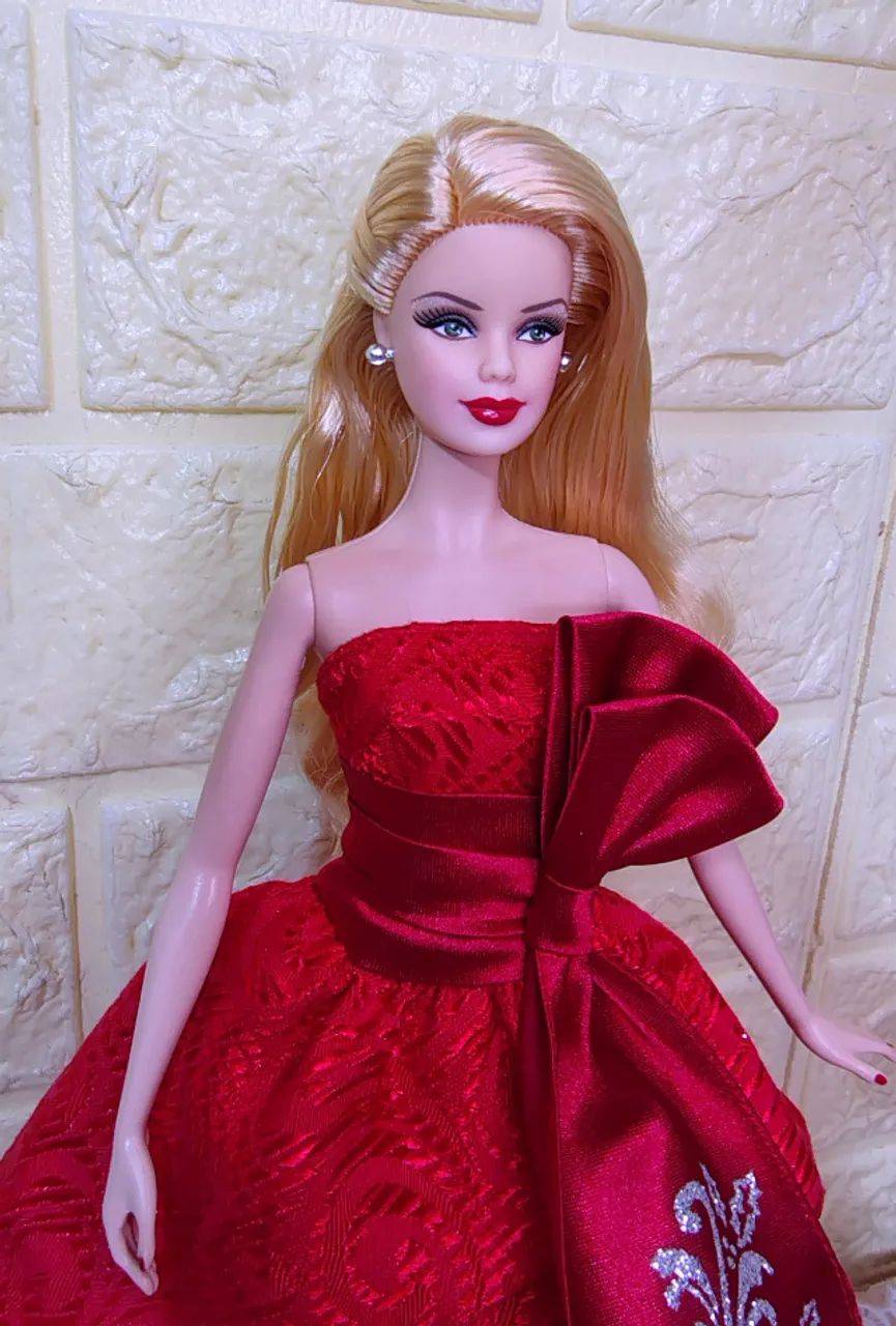 Boneca Barbie Holiday 2012 loira de vermelho - Foto 3