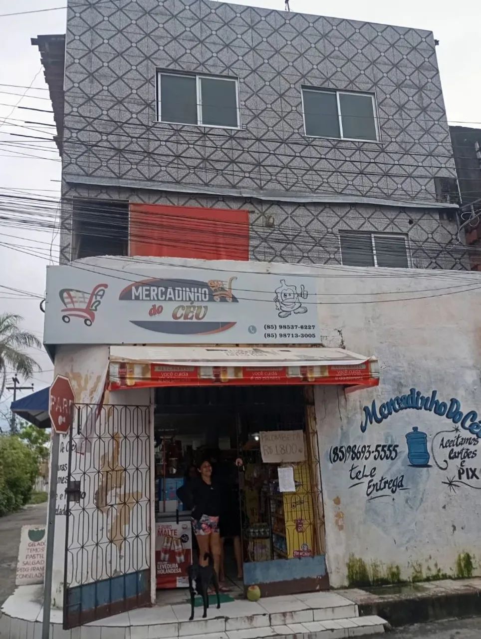 Triplex com ponto comercial em baixo