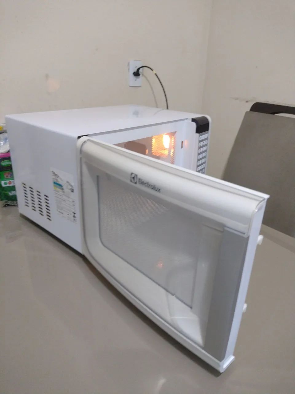 Microondas Electrolux 31 litros, funcionando perfeitamente  - Foto 4