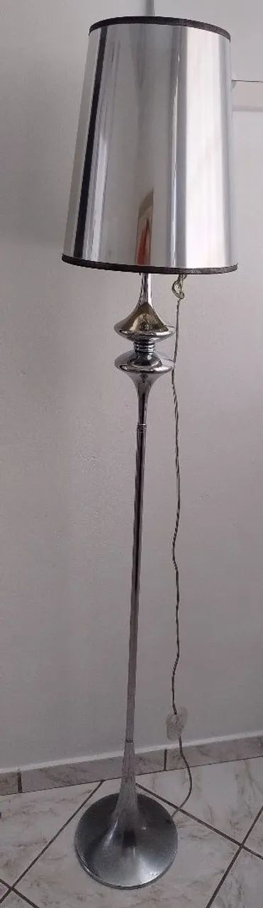 Vendo lindo abajur de chão...