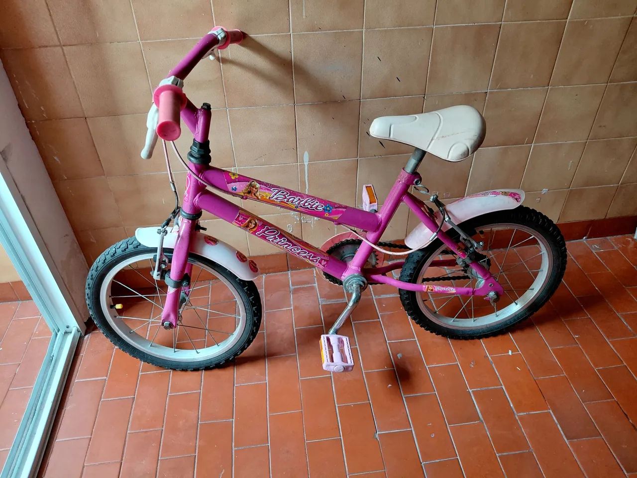 Bicicleta infantil barbie rosa com rodinhas  - Foto 2