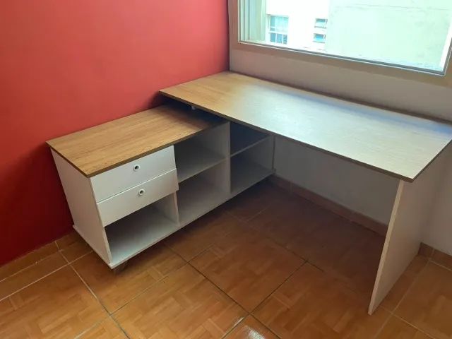 Escrivaninha em L com gavetas e nichos