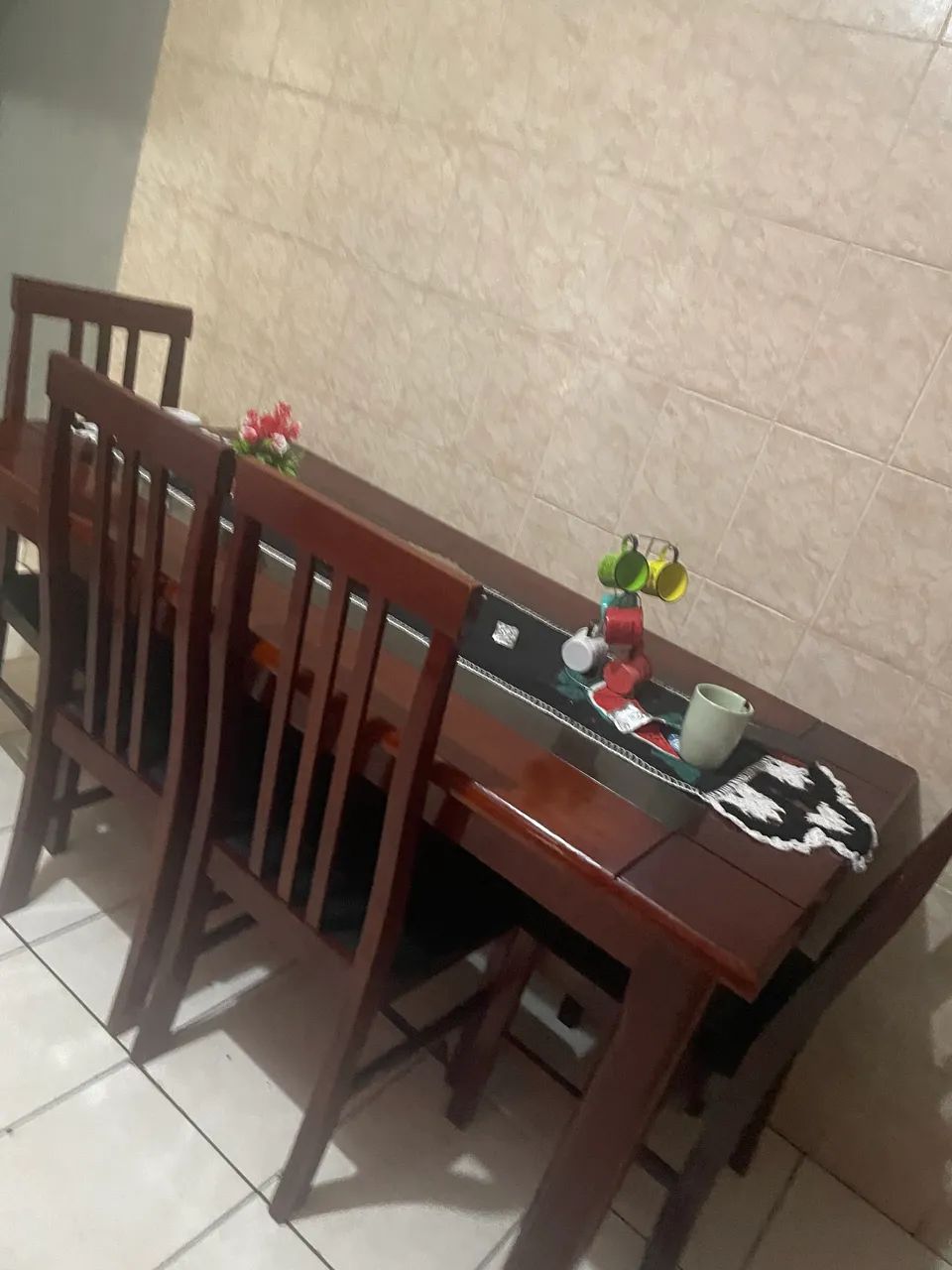 Mesa de 6 lugar  falta 2 cadeiras 
