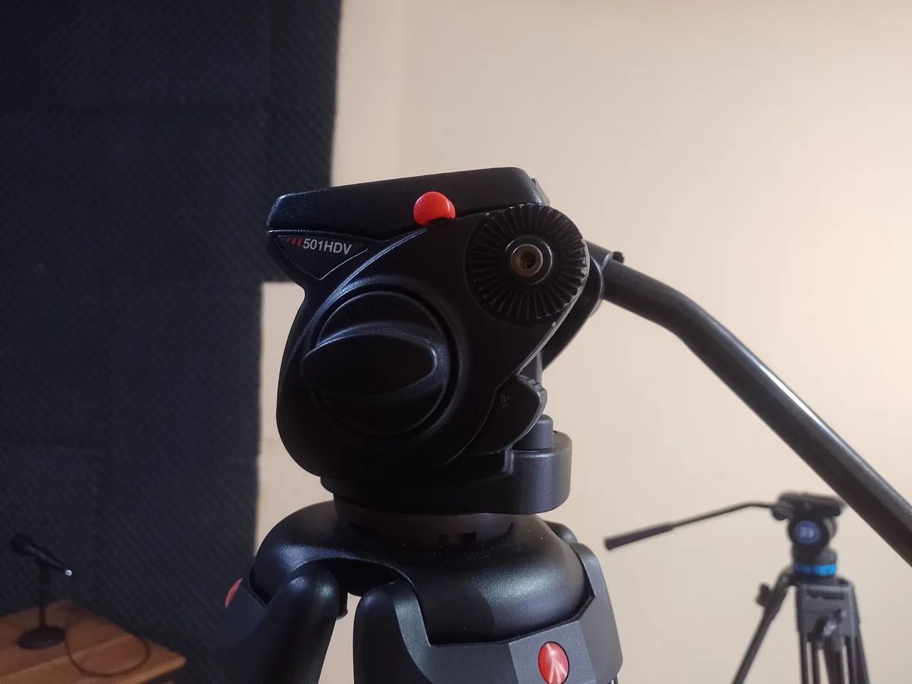 Tripé Manfrotto 546b com cabeça hidráulica  - Foto 3