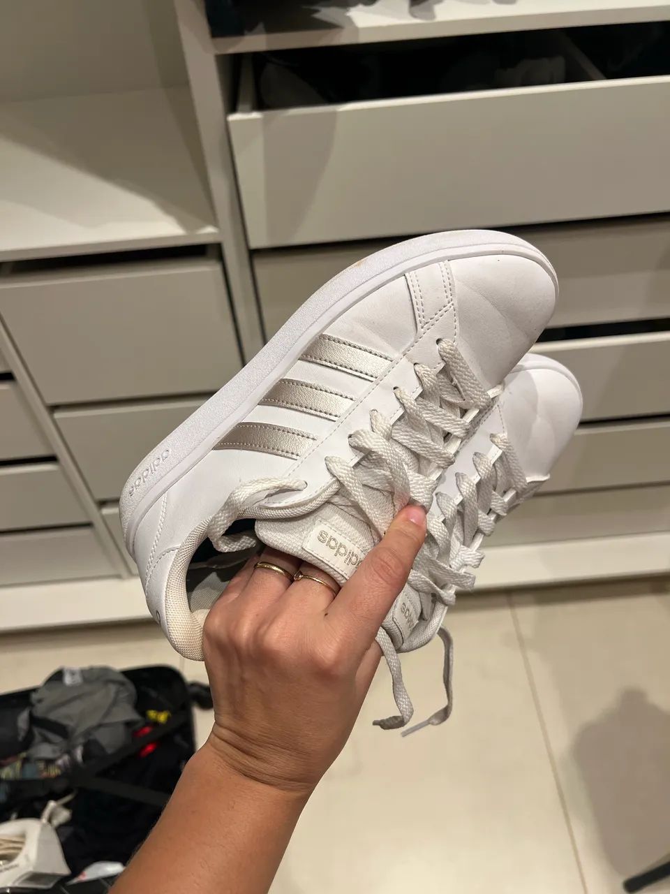 TÊNIS ADIDAS BRANCO COM PRATA - Foto 2