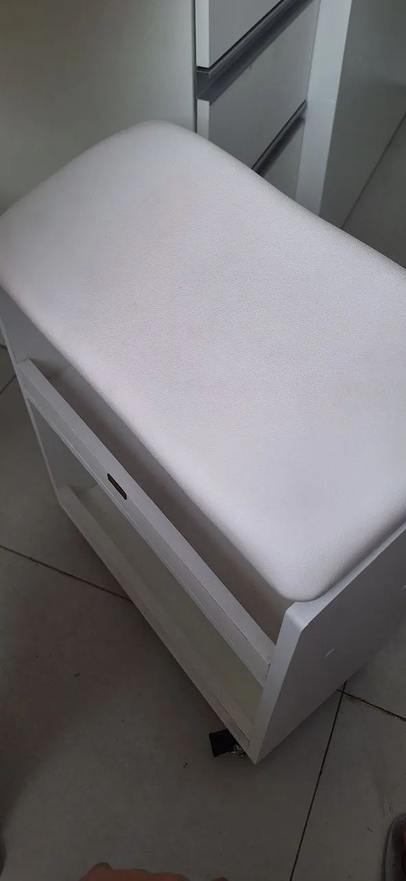Carrinho auxiliar para pedicure 