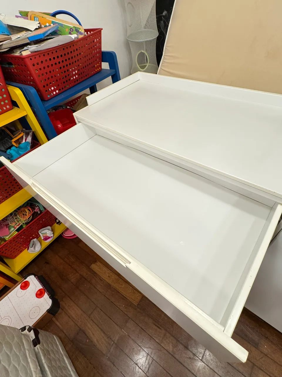 Cômoda grande com 4 gavetões e divisão interna. Material em Laca  - Foto 3