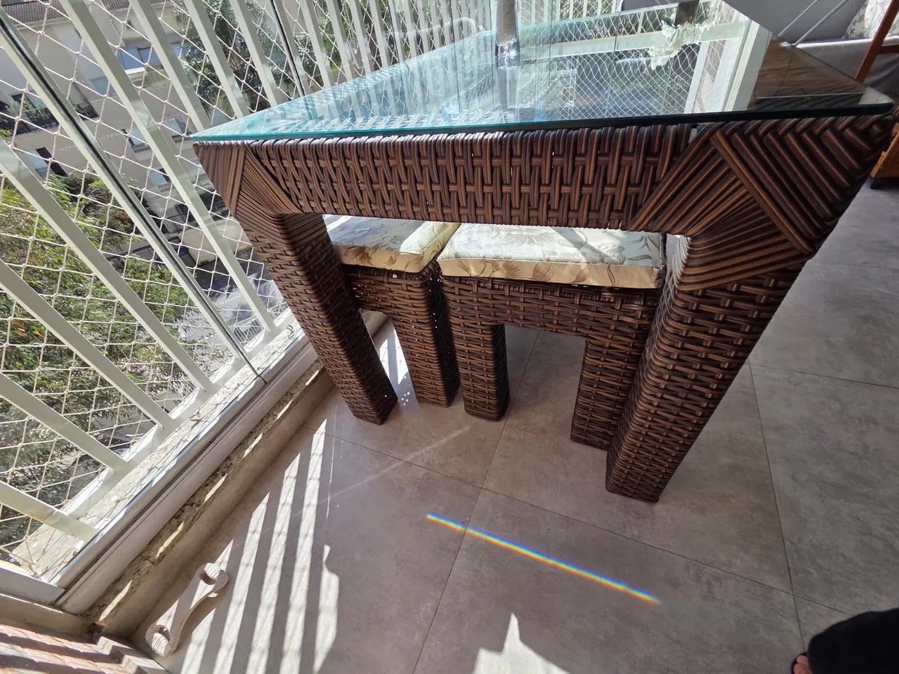 Mesa em Vime e 2 bancos - Foto 4
