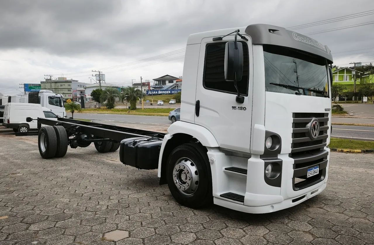 Volkswagen 15180 ano 2011 chassi 9mts
