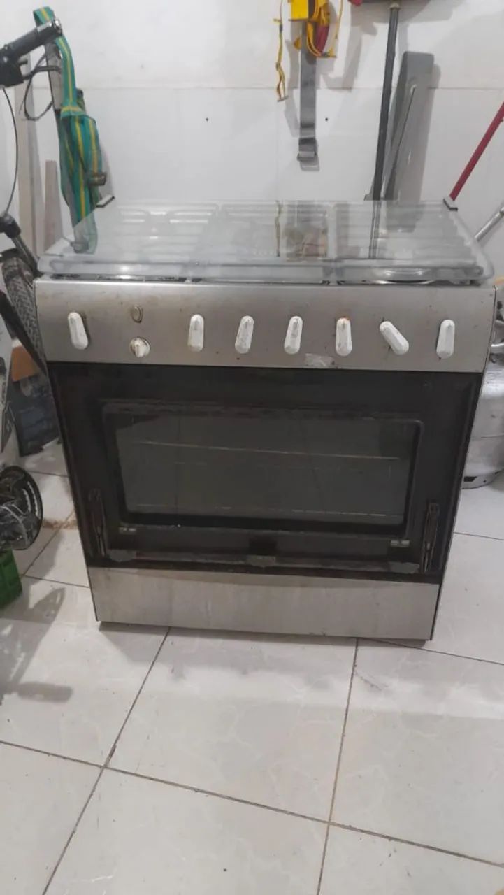 Geladeira e fogão funcionando perfeitamente 