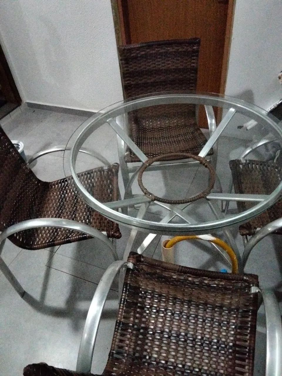 Vende-se mesa redonda de vidro com base de alumínio 