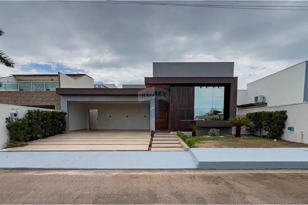 Casa de Alto Padrão com 3 Suítes e Ambientes Integrados