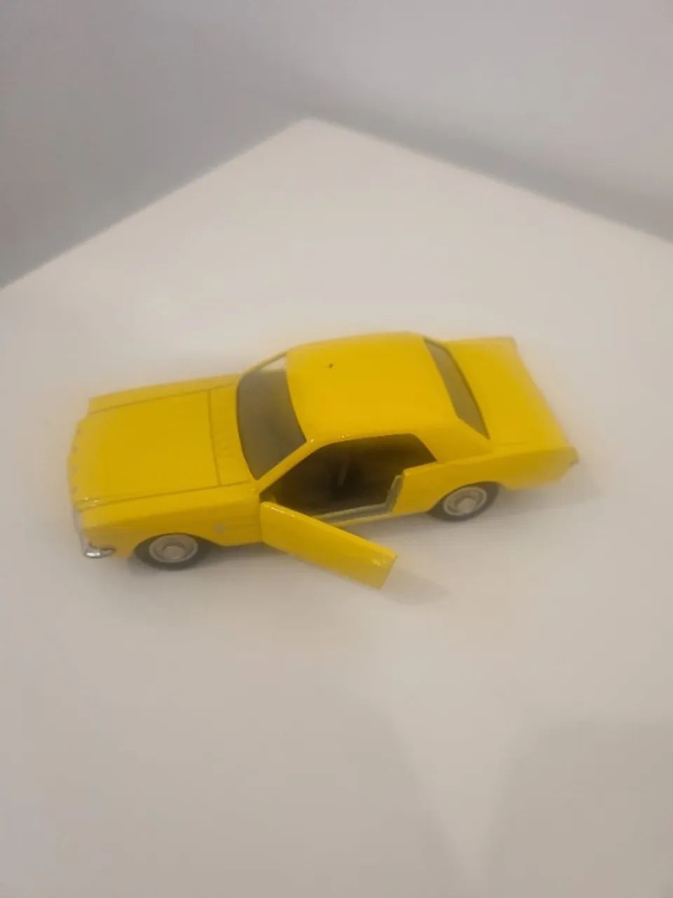 Carrinho de ferro mustang amarelo - Foto 2