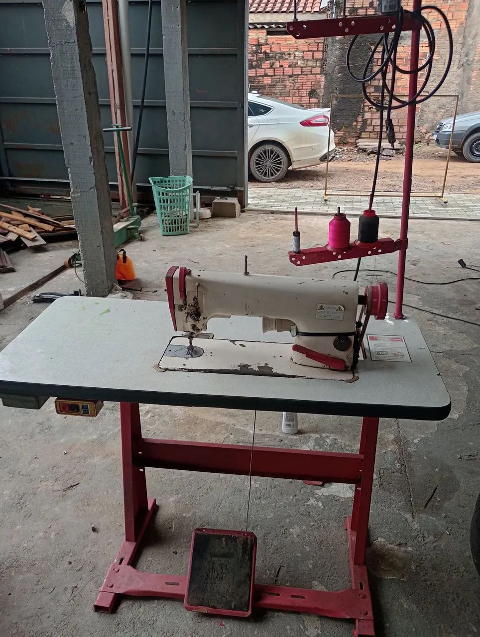 Máquina d costura reta industrial.