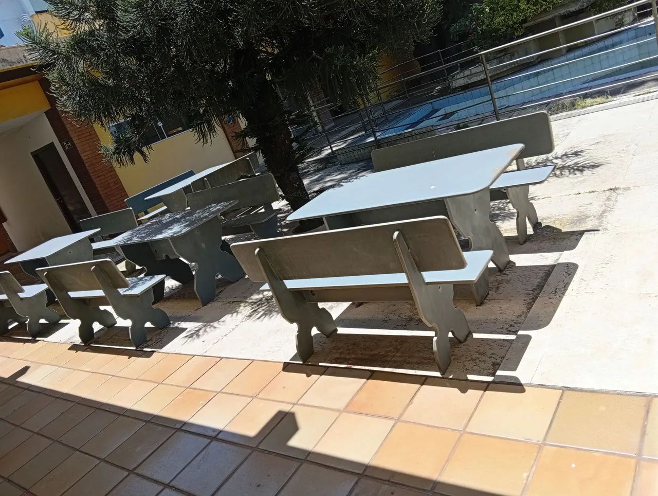 Mesa e bancos em pedra para  área de lazer