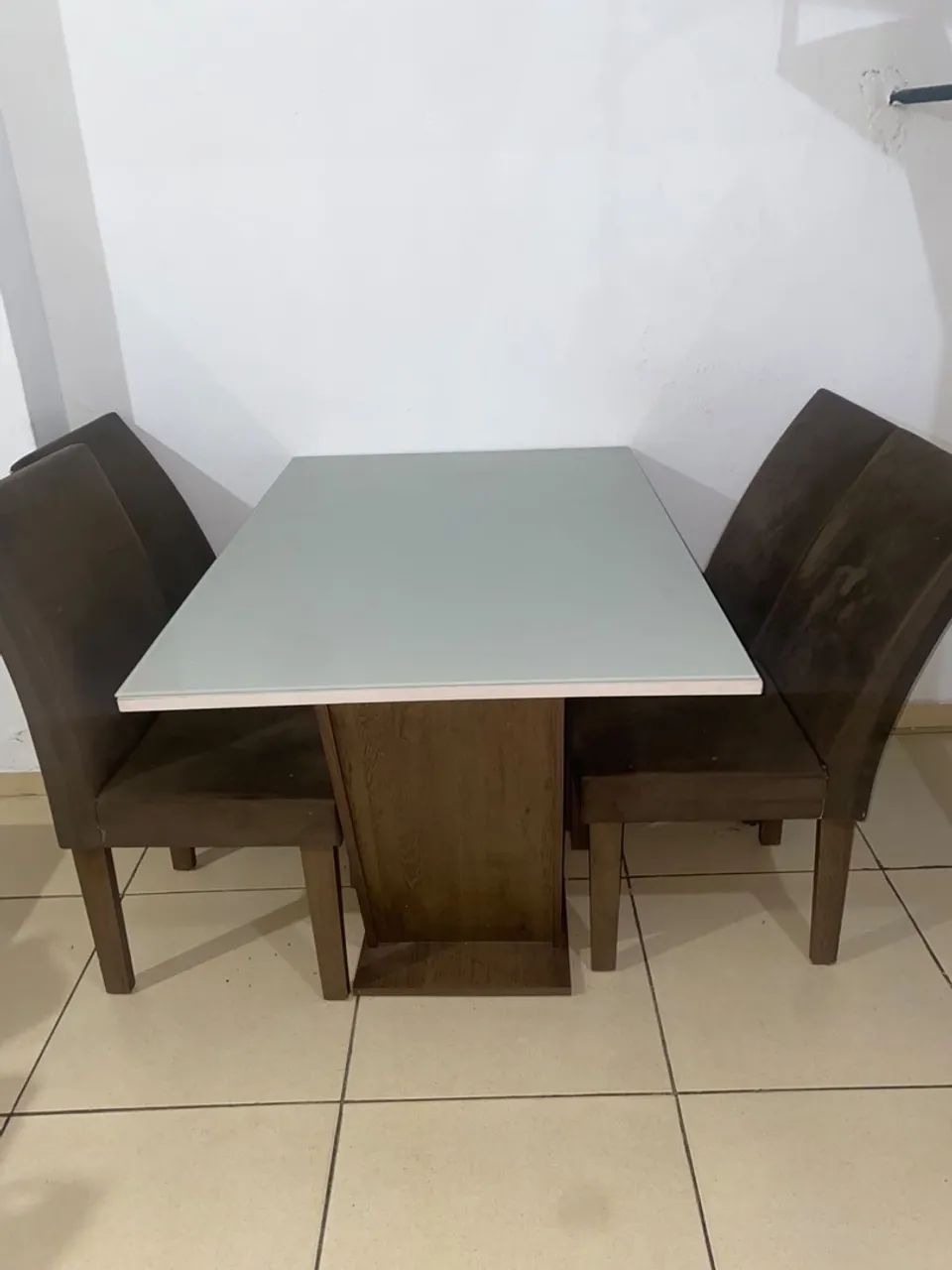 Mesa com 4 cadeiras, 680,00$ - Foto 2