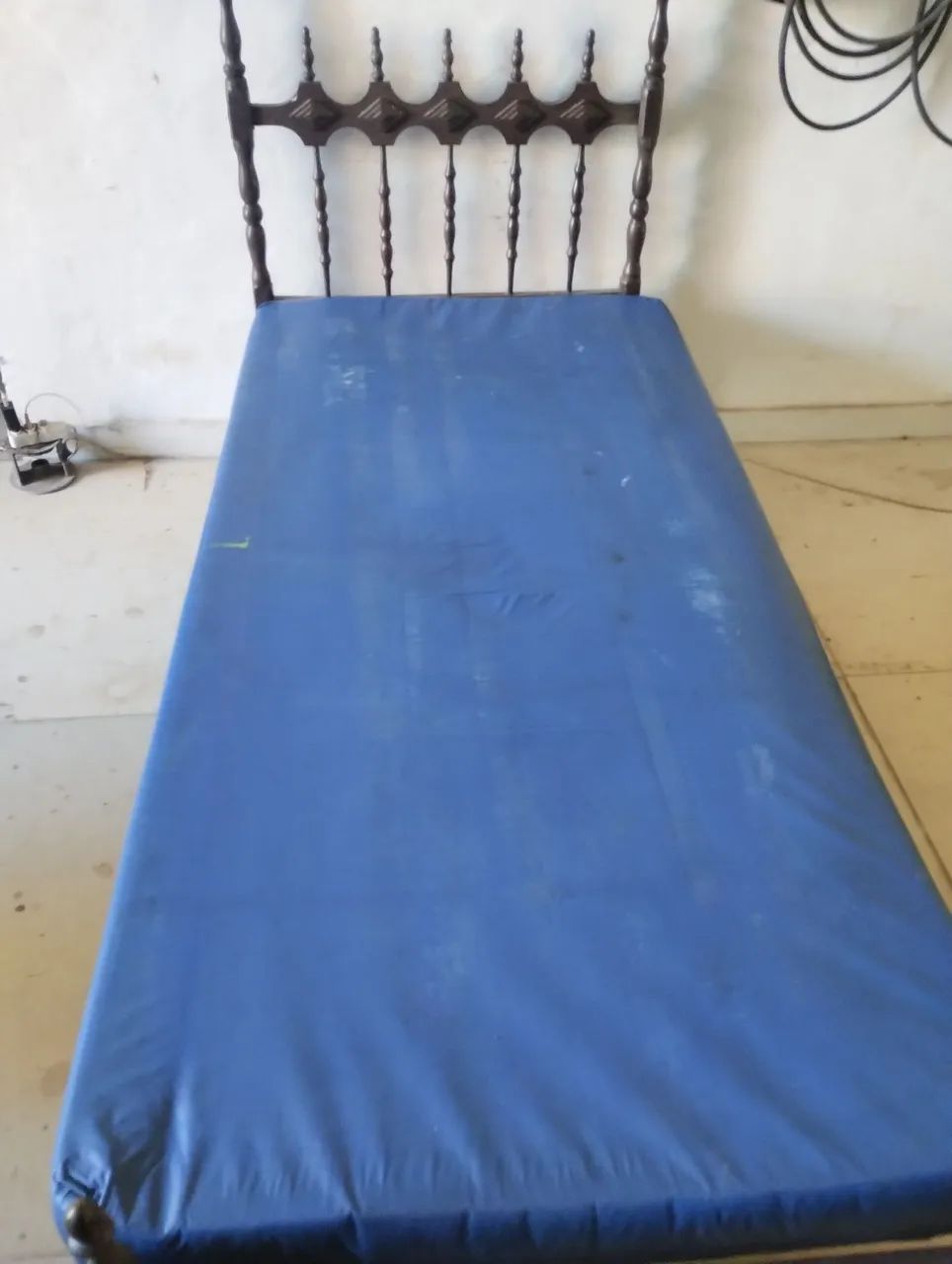 Cama de solteiro de madeira maciça e colchão  - Foto 2