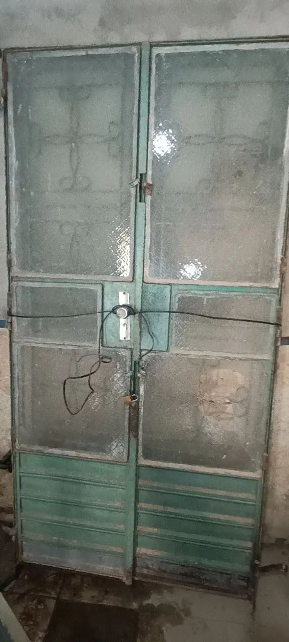 Vende-se porta de ferro 