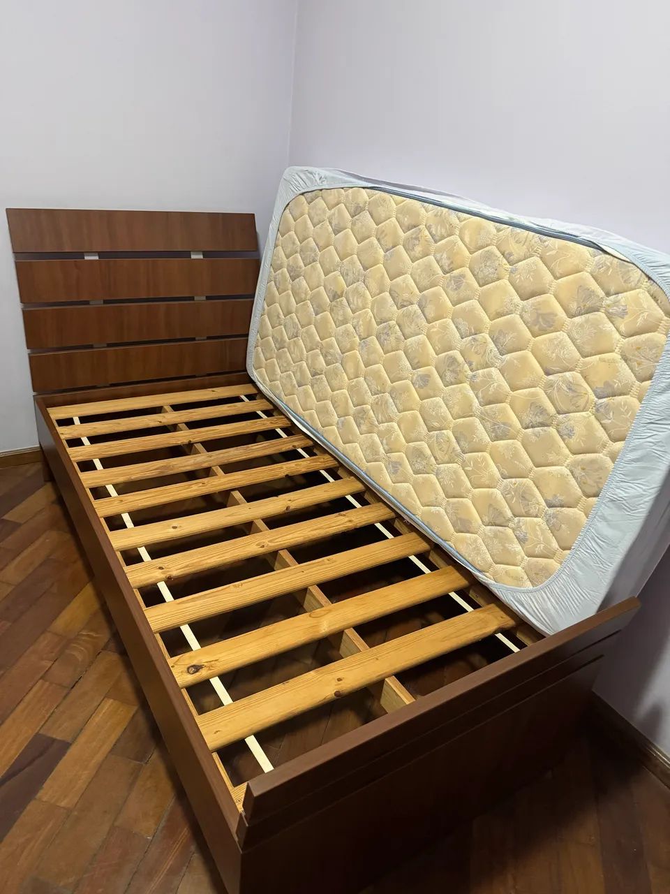 2 camas com colchão usadas 1x