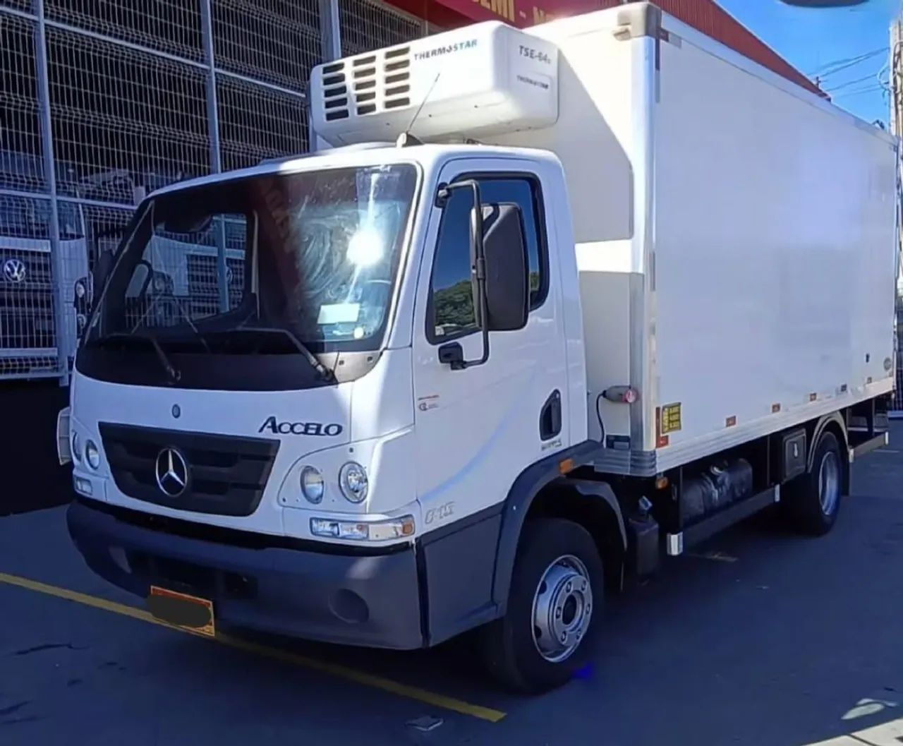ACCELO 815 BAÚ REFRIGERADO ANO 2014
