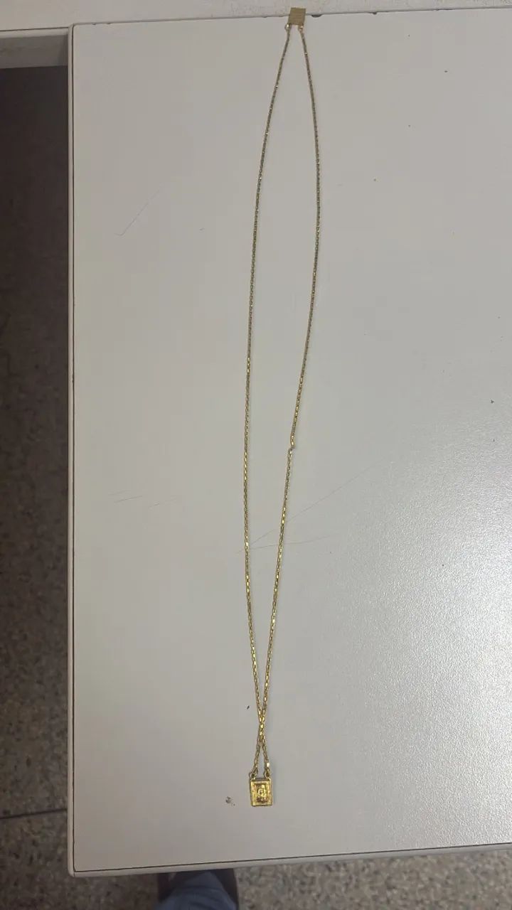 Corrente com escapulário Banhada a ouro.