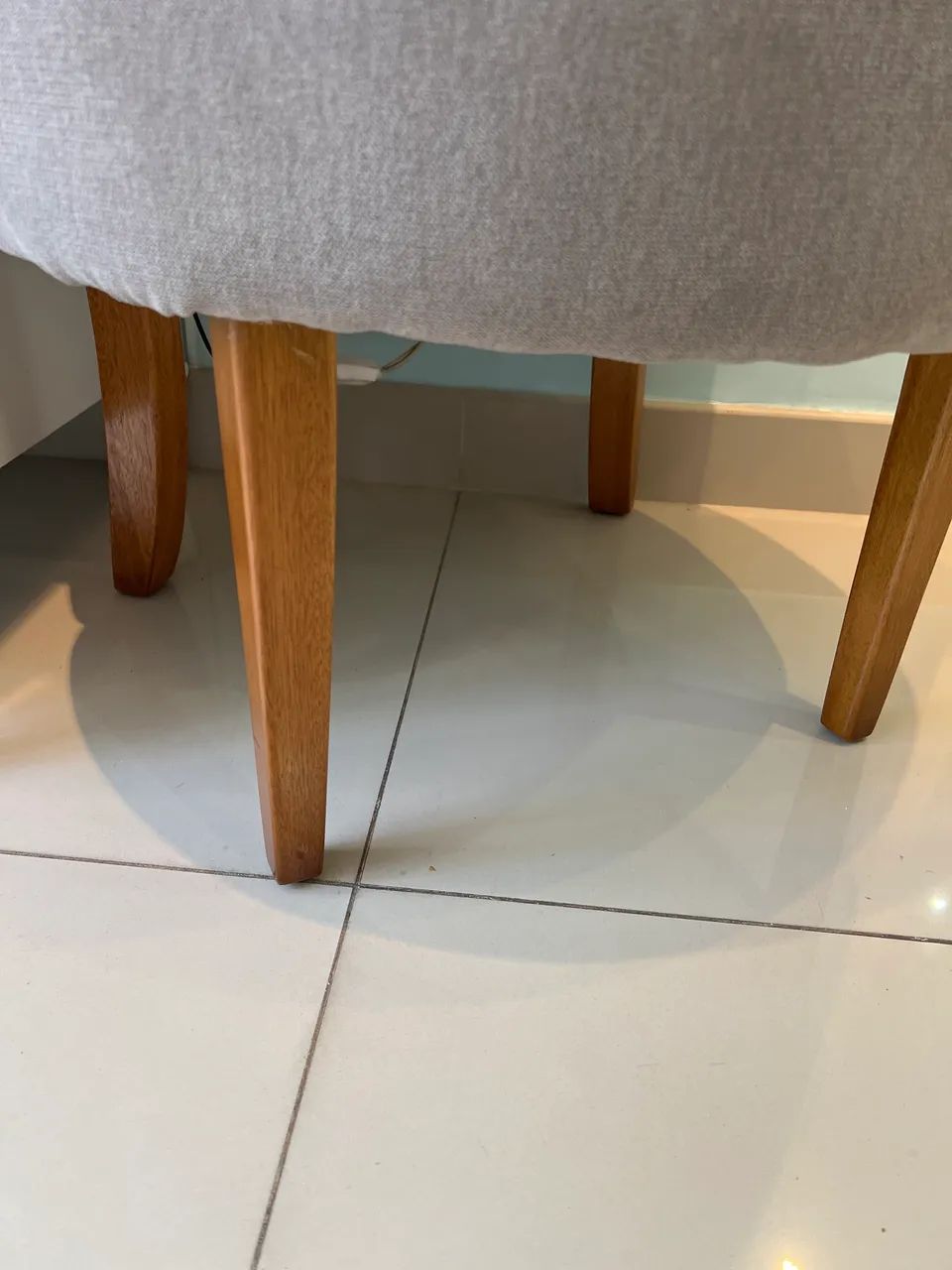 Poltrona com pé em madeira  - Foto 3